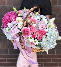 Композиция солнечный день в Верхний Баскунчак Цветочная композиция из Розы, Хризантемы, Пионы и Лизиантусы в корзине в Верхний Баскунчак