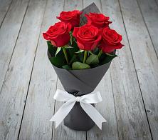 Букет 5 Красных роз Эдлесс Лав в Верхний Баскунчак